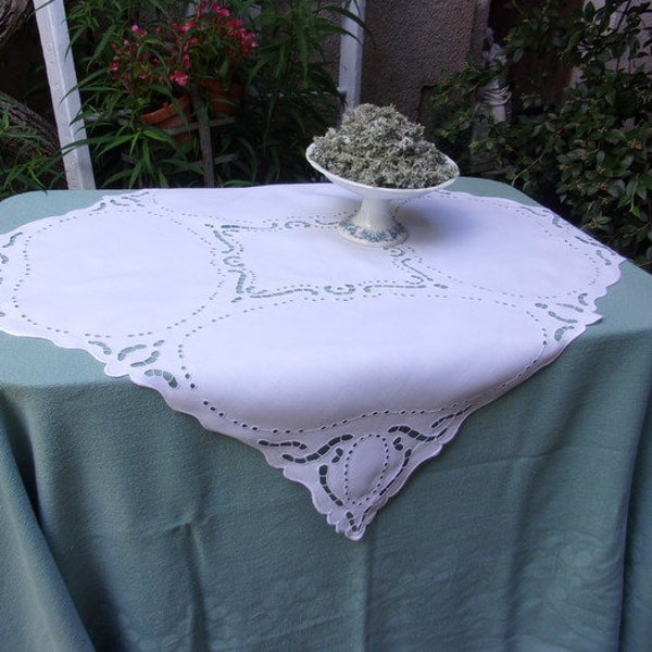 jolie nappe ancienne brodée main, nappe brodée main surnappe, petit rideau