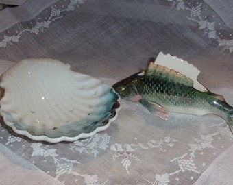 Un charmant petit saleron ancien en faïence en forme de poisson, salière, bord de mer , beurrier ancien , coupe