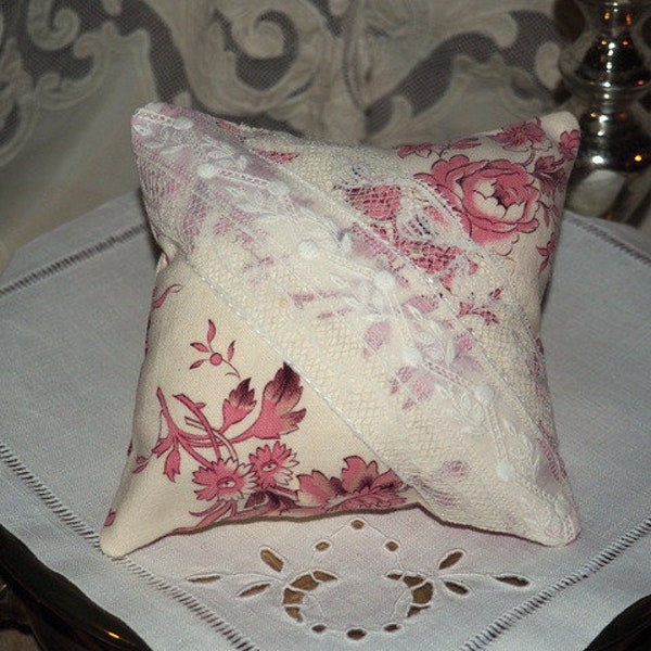 Charmant petit coussin porte-épingles, en tissu, dentelles et broderies anciennes , ou coussin de porte