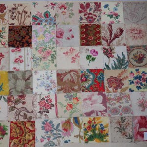 Peut inclure: Un assemblage de carrés de tissu avec des motifs floraux variés en rouge, rose, jaune et bleu. Les carrés sont disposés en grille, présentant divers motifs floraux vintage. Le thème est celui des textiles vintage.