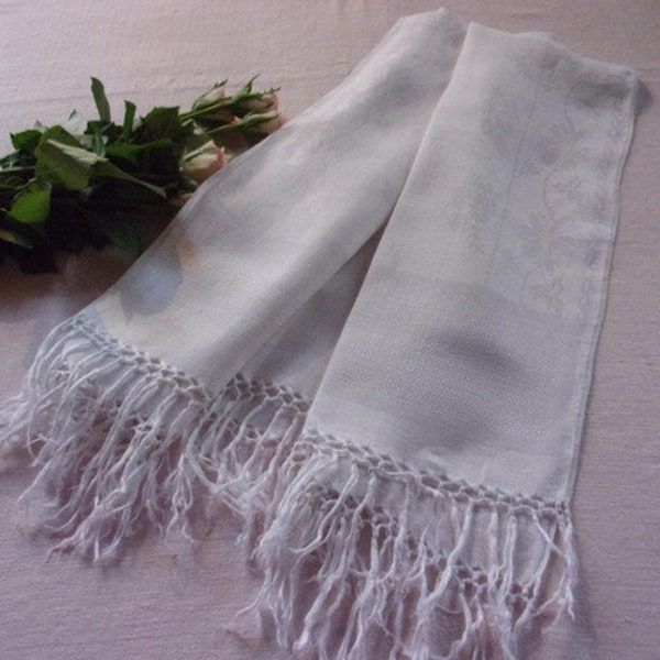 Grande serviette ancienne avec longues franges, chemin de table, rideau