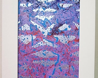 Puede incluir: Una pintura abstracta titulada Fire and Ice de M. Alton, que presenta una composición texturizada de bandas horizontales púrpuras, rojas y plateadas superpuestas con salpicaduras y gotas de pintura azul vibrante, en un marco de paspartú blanco.