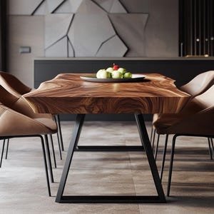 Op de afbeelding: Een grote houten eettafel met een live edge blad en zwarte metalen poten. De tafel is omringd door vier bruine lederen stoelen.