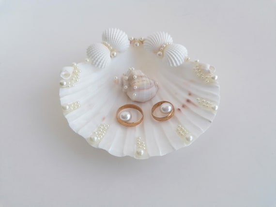 Seashell outlet ring holder