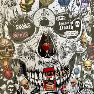 Könnte beinhalten: Eine detaillierte Collage mit einem großen Schädel als zentralem Element, verziert mit zahlreichen kleineren Schädelillustrationen und Texten. Enthält Sätze wie "DEAD", "SKULLS" und "Images of Death" in Schwarz, Weiß und Rot.