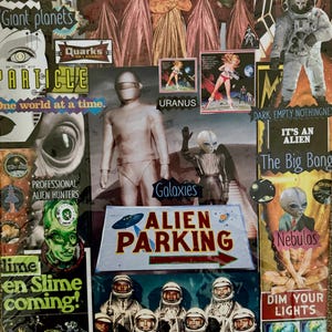 Könnte beinhalten: Eine Collage im Retro-Stil mit Science-Fiction-Motiven, die Außerirdische, Astronauten und Weltraum-Text enthält. Das Kunstwerk zeigt Bilder von Außerirdischen, ein Schild mit der Aufschrift "Alien Parking" und den Text "Where might aliens live?"
