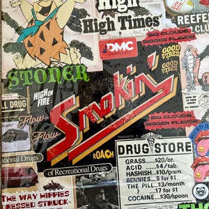 Könnte beinhalten: Eine Collage mit Bildern und Texten zum Thema Freizeitdrogenkonsum. Das zentrale Bild zeigt das Wort "Smoking" in großen roten Buchstaben. Weitere Elemente sind Zeichentrickfiguren, Preislisten und der Ausdruck "High Times".