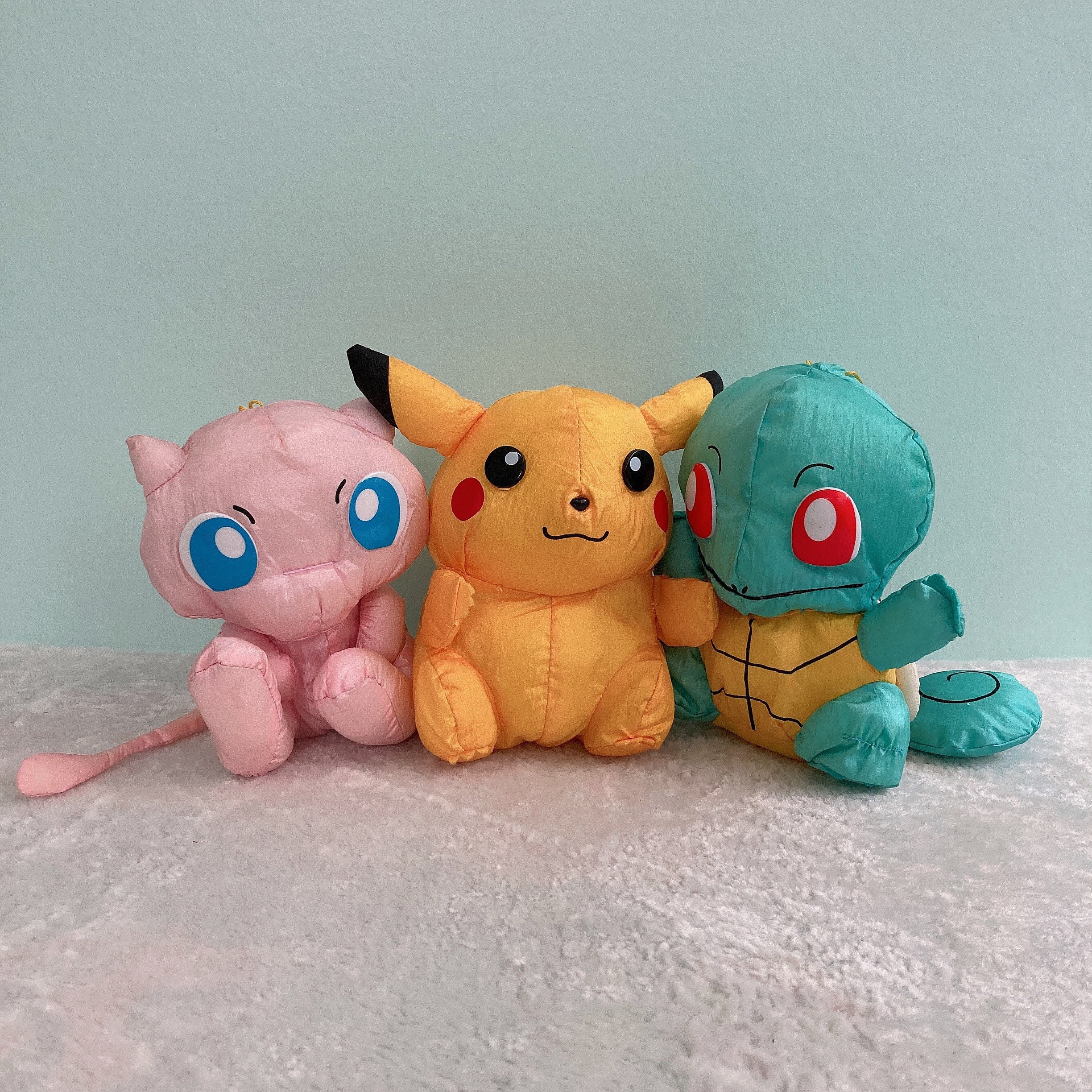 Pokemon Set Bisasam / Fushigidane, Mew, Pikachu Vintage Nylon Pokemon Vintage Plüschtier 1998