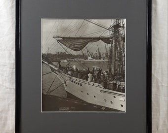 Segelboot "Towarischch" im Hafen von Odessa, Schwarzweiß-Weinlesefoto, Ukrainischer Künstler Silin