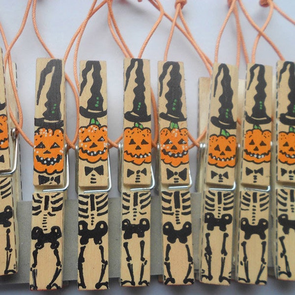 Halloween hand-painted wooden clothespins. Small gift for Halloween. Halloween Decoration. Halloween Ornament