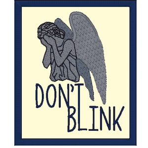 Op de afbeelding: Een blauw en wit geborduurde patch met een weenende engel uit de tv-serie Doctor Who. De tekst "DON'T BLINK" staat onder de afbeelding.