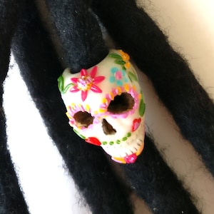 Calavera de azúcar blanca con adorno floral, cuenta de calavera floreciente, decoración para rastas, puño para rastas, decoración para el cabello, accesorios para rastas