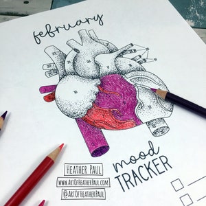 Pu&ograve; includere: Un disegno in bianco e nero di un cuore con sezioni numerate. Il cuore &egrave; parzialmente colorato in rosa, rosso e viola. Il testo "february mood tracker" &egrave; scritto sotto il cuore.