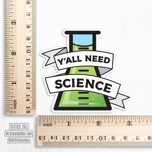 Pode incluir: Um b&eacute;quer de ci&ecirc;ncia verde com uma faixa branca que diz "Y'all Need Science". O b&eacute;quer est&aacute; cheio de um l&iacute;quido verde e tem uma parte superior azul.