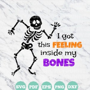 Könnte beinhalten: Ein schwarzes Skelett mit Totenkopf und Knochen tanzt mit dem Text "I got this feeling inside my bones". Der Text ist in Orange und Lila. Das Bild ist auf einem weißen Marmorhintergrund mit den Worten "SVG PDF EPS PNG DXF" in grünen Kreisen.