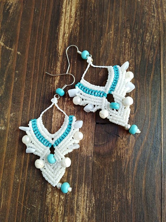 Aretes con piedra calcedonia natural en macrame /joyeria | Etsy México
