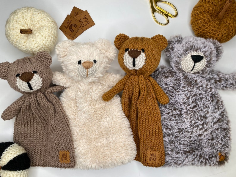 以下が含まれることがあります： クマの形をした、かぎ針編みで作ったぬいぐるみが4つあります。クマは茶色、白、灰色、ベージュです。それぞれのクマには、「ワイルド・グレイス」と書かれた小さなタグが付いています。