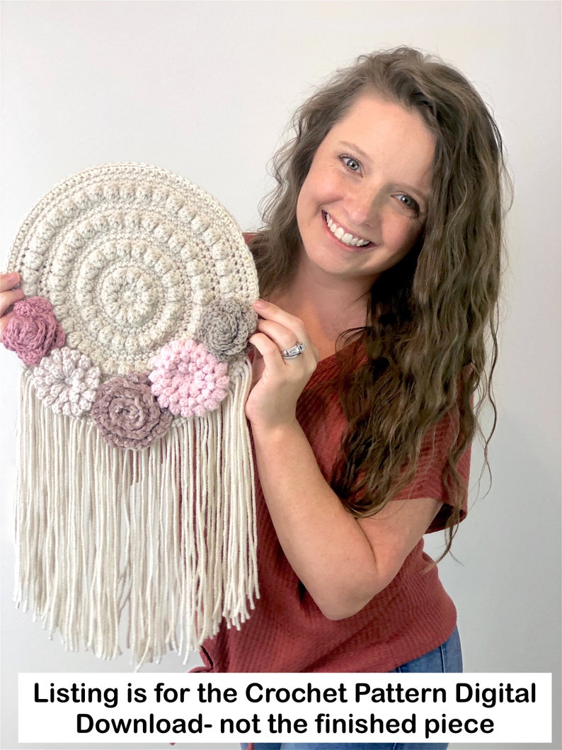Puede incluir: Un patr&oacute;n de crochet para una pared colgante con un dise&ntilde;o circular y flores rosas. El patr&oacute;n incluye instrucciones para crear un borde de flecos. La lista es para la descarga digital del patr&oacute;n de crochet - no la pieza terminada.