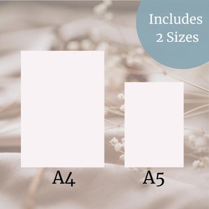 Op de afbeelding: Twee rechthoekige, lichtroze vellen papier, gelabeld A4 en A5, worden getoond tegen een zachte, neutrale achtergrond. Een blauwe cirkel rechtsboven toont "Includes 2 Sizes". De afbeelding suggereert een briefpapier- of printproduct.