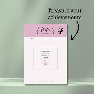 K&ouml;nnte beinhalten: Ein druckbarer rosa-wei&szlig;er Pole-Dance-Erfolgs-Tracker mit einer Silhouette einer Frau an einer Stange. Der Tracker hat Platz f&uuml;r ein Datum und ein Foto eines Pole-Dance-Erfolgs. Der Text "Pole Achievement" befindet sich oben auf dem Tracker. Der Text "Reserviert f&uuml;r ein Bild von etwas, auf das du STOLZ bist" befindet sich in einem Kasten auf dem Tracker. Der Text "Made by BerryMadiaPrints on Etsy" befindet sich unten auf dem Tracker.