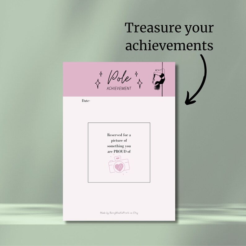 K&ouml;nnte beinhalten: Ein druckbarer rosa-wei&szlig;er Pole-Dance-Erfolgs-Tracker mit einer Silhouette einer Frau an einer Stange. Der Tracker hat Platz f&uuml;r ein Datum und ein Foto eines Pole-Dance-Erfolgs. Der Text "Pole Achievement" befindet sich oben auf dem Tracker. Der Text "Reserviert f&uuml;r ein Bild von etwas, auf das du STOLZ bist" befindet sich in einem Kasten auf dem Tracker. Der Text "Made by BerryMadiaPrints on Etsy" befindet sich unten auf dem Tracker.