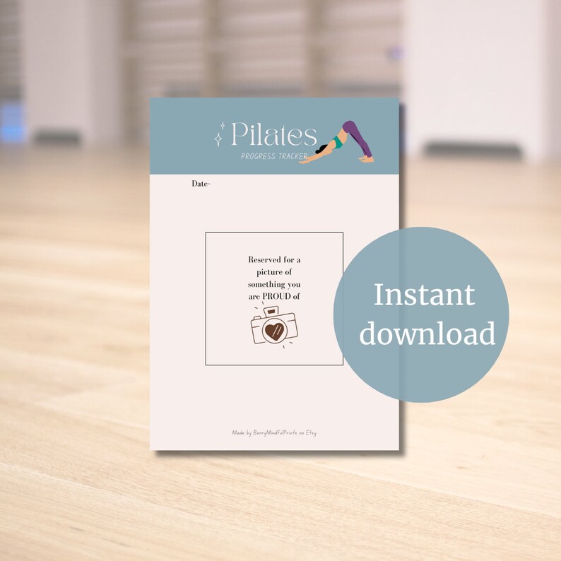 Op de afbeelding: Een Pilates voortgangstracker met een lichtblauwe header met het woord "Pilates" en een afbeelding van een persoon die een pilates pose doet. De tracker bevat een ruimte voor de datum, een foto en de tekst "Direct downloaden."