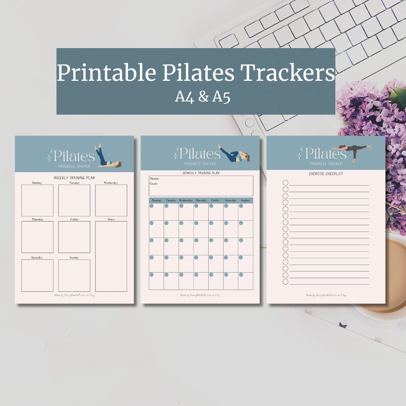 Op de afbeelding: Printbare Pilates trackers in A4- en A5-formaten. De afbeelding toont drie pagina's: een wekelijks trainingsplan, een maandelijks trainingsplan en een oefenchecklist. Elke pagina heeft een lichtbeige achtergrond met teal accenten en Pilates illustraties.