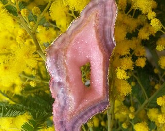PENDENTIF AGATE DRUZE rose doré à la feuille d'or sur double cordon de cuir rose pale.