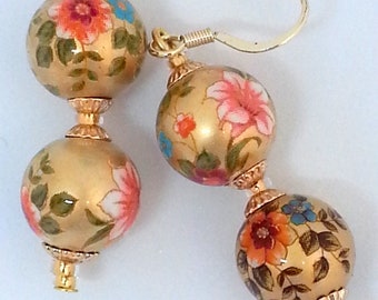 BOUCLES D'OREILLES en perles japonaises TENSHA or et decor fleuri,billes de 12 mm de diamètre,crochets d'oreilles en gold filled,