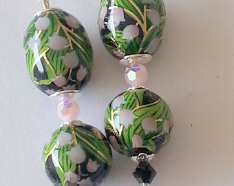 BOUCLES D'OREILLES en perles Japonaises Tensha motif "MUGUET" coloris noir - or - vert- rose sur crochets d'oreilles argent,