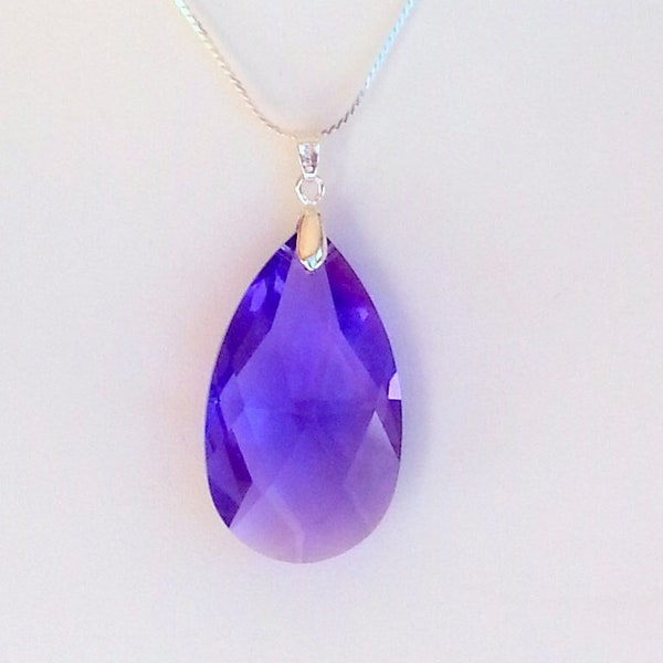 PENDENTIF GOUTTE FACETTEE grand modèle en cristal swarovski "ultra violet", bélière et chaine argent 925, 50 mm de hauteur,