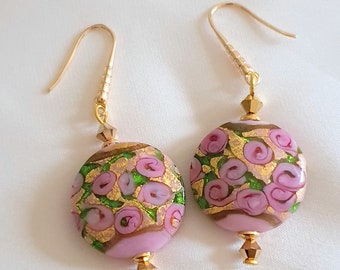 BOUCLES D'OREILLES en perles de verre de MURANO authentiques collection "Fiorato" sur crochets d'oreilles finition or.