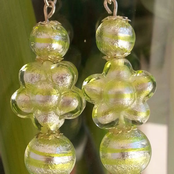 BOUCLES D'OREILLES en perles de verre de MURANO authentiques,stripes vert acide et feuilles d'argent,fleur sur crochet d'oreilles en argent.