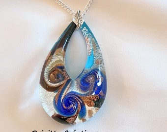 GRAND PENDENTIF composé d'une perle goutte en verre de MURANO authentique sur bélière et chaine en argent.