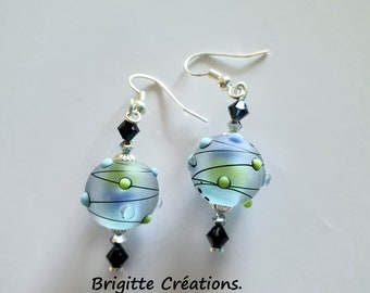 BOUCLES D'OREILLES en PERLES de verre travaillées au chalumeau faites main sur des crochets d'oreilles en argent.