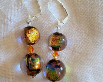 BOUCLES D'OREILLES en perles de verre de MURANO authentiques dichroiques irisées sur dormeuses en argent.