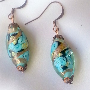 BOUCLES D'OREILLES en perles de verre de Murano autenthique collection FIORATO, forme olive bleu turquoise, aventurine, feuille d'or image 1