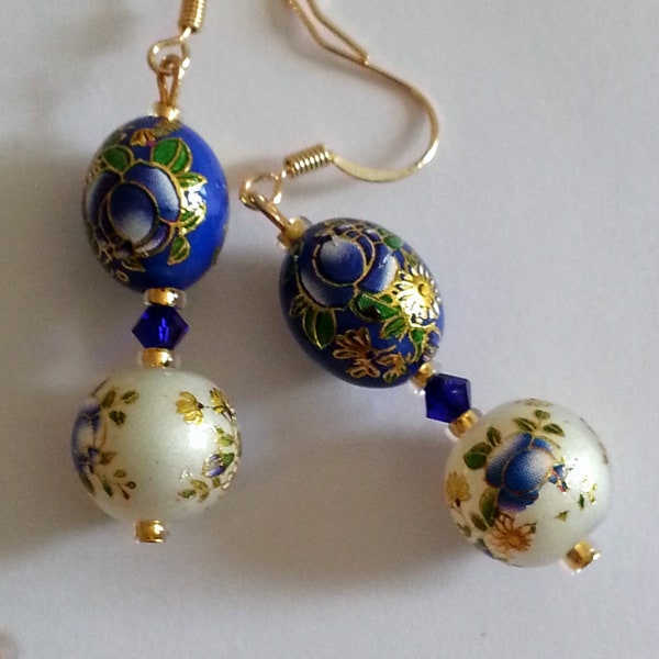 BOUCLES D'OREILLES en perles japonaises TENSHA olives et rondes,décor fleuri feuille d'or sur crochets d'oreilles finition or 14 carats.