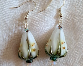 BOUCLES D'OREILLES en perles de verre filées au chalumeau authentiques montées sur des crochets d'oreilles en argent.