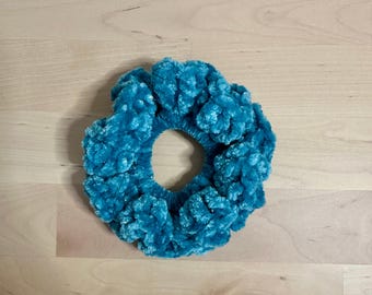 Scrunchie in velluto fatto a mano all'uncinetto