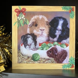 Biglietto di Natale con porcellino d'India, simpatico biglietto di Natale, cavie con germogli, disegno realistico dipinto a olio. Interno vuoto.