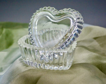 Vintage Heart Shaped Ring Box Valentine/'s Day Gift Clear Glass Trinket Box