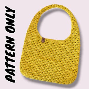 Peut inclure: Un sac fourre-tout en crochet jaune moutarde avec un motif de points en éventail répétitif et une bandoulière intégrée. Une petite étiquette rectangulaire marron est fixée sur le bord supérieur. Le texte PATTERN ONLY est visible.