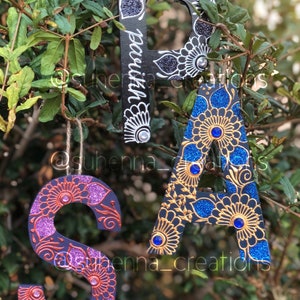 mini letra de madeira de hena // ornamento // pintado à mão // decoração // personalizado // Mendhi // mehndi // feriado // presente // letra de hena // suhenna //