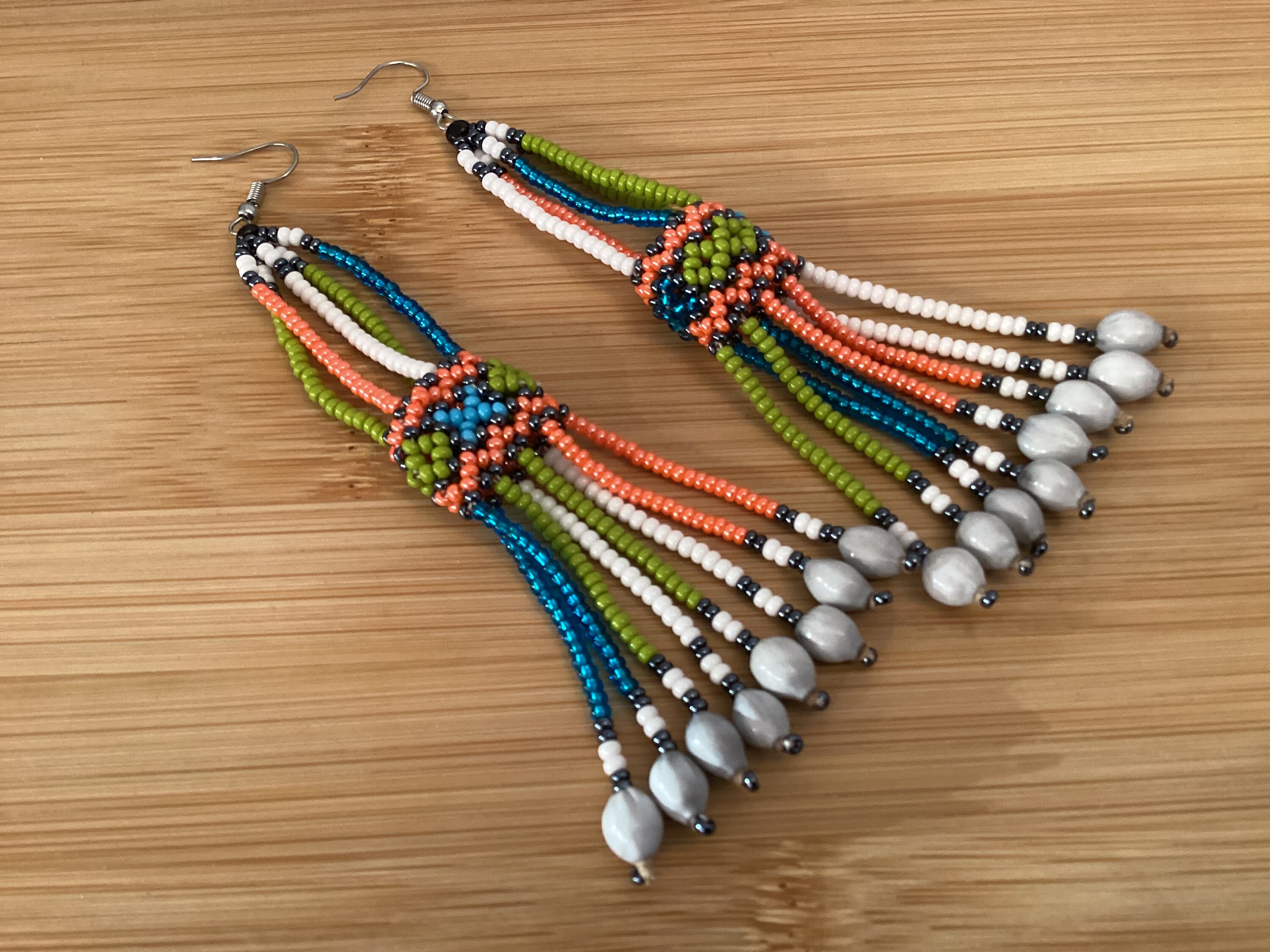 Boucles D'oreilles Artisanales Shipibo D'Amazonie Péruvienne - Perles Bleues, Dormeuses, Neuf Sans Emballage