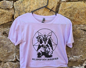 Camisa de corte femenino con el sello de Baphomet