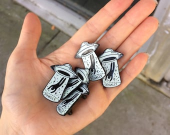 Broche de esmalte brilhante no escuro "Finalmente" sobre abdução de OVNI