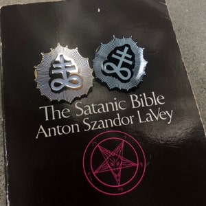 Leviathan Kreuz | Satanischer Kreuz Emaille Pin | Nachleuchtend oder Weiß & Gold