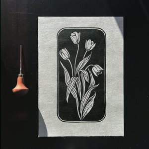 Tulipani in linoleografia su sfondo nero: un'originale incisione su linoleum su carta fatta a mano e firmata, parte di un'edizione limitata