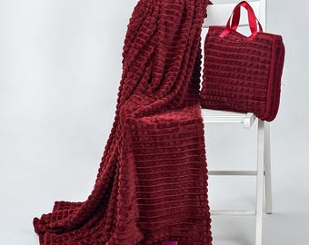 Manta de viaje de felpa color rojo burdeos: almohada y manta 4 en 1